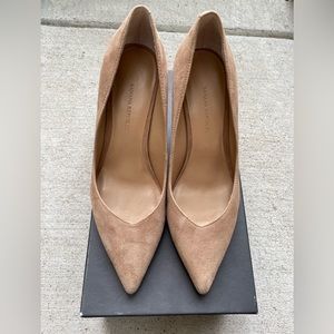 Banana Republic size 7.5 beige Madison pump in excellent condition